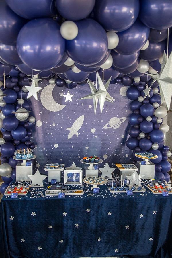 decoration-ideas-boy-baptism-out-of-space-blue-silver-hues_06