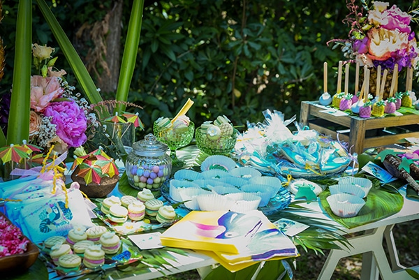 girly-baptism-ideas-tropical-style-parrot-toucan_08