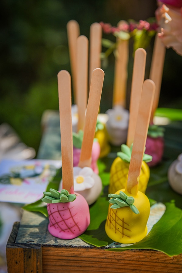 girly-baptism-ideas-tropical-style-parrot-toucan_11
