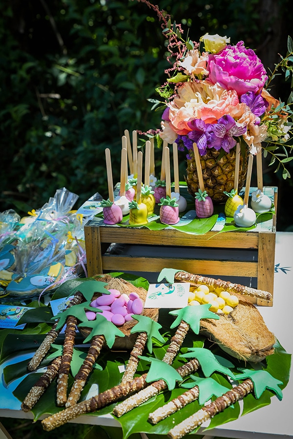 girly-baptism-ideas-tropical-style-parrot-toucan_12