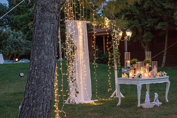 dreamy-outdoor-decoration-white-flowers-string-lights_03