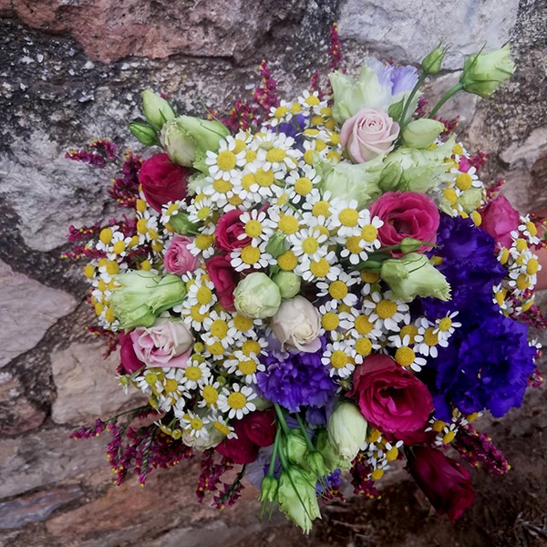 fall-wedding-seawood-vivid-colored-flowers_03x