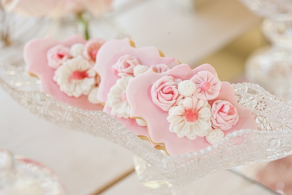 romantic-decoration-ideas-girl-baptism-balloons-pink-hydrangeas_13x
