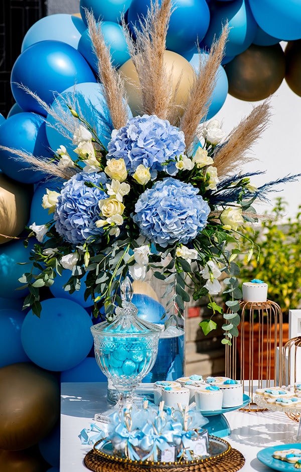 impressive-boy-decoration-ideas-blue-balloons-hydrangeas_06x