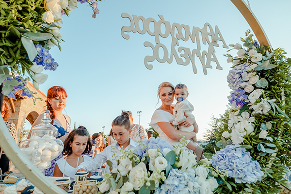 summer-boy-baptism-thessaloniki-white-roses-dusty-blue-hydrangeas_09
