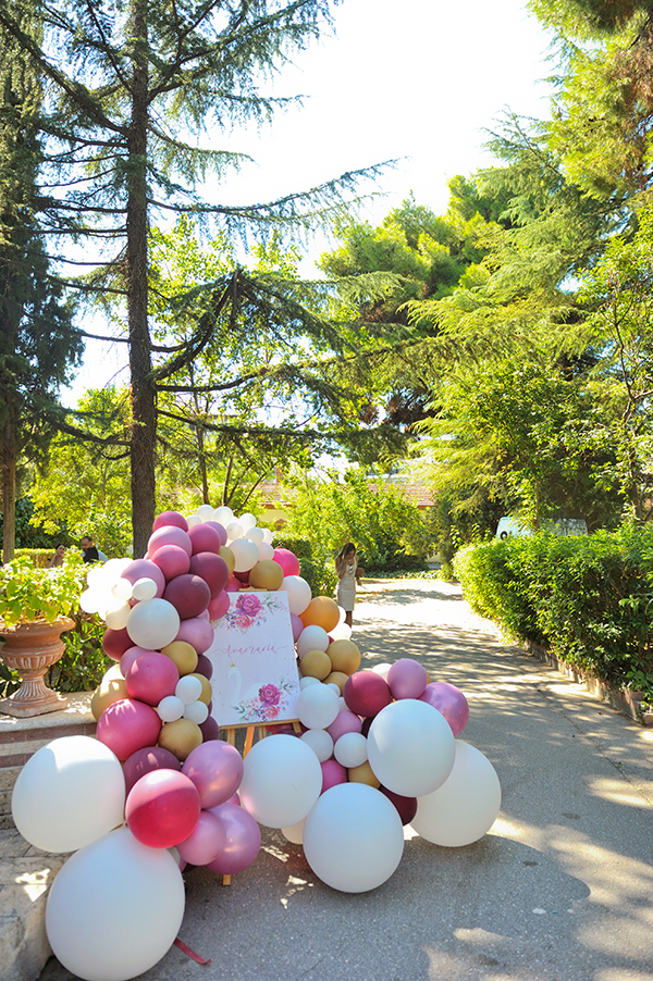 girly-baptism-thessaloniki-balloons-themed-white-swan_07x