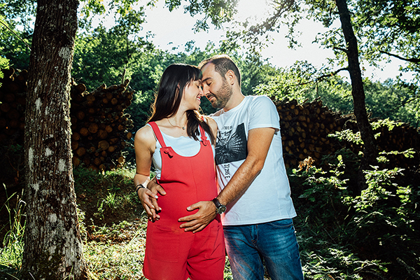 beautiful-pregnancy-shoot-countryside-filled-happy-moments_03