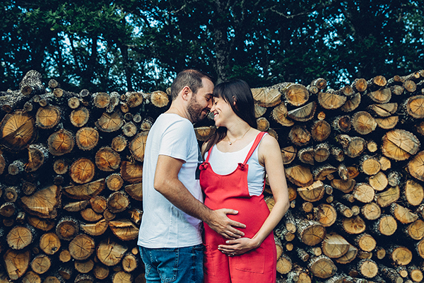 beautiful-pregnancy-shoot-countryside-filled-happy-moments_04