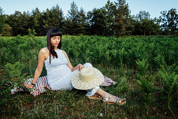 beautiful-pregnancy-shoot-countryside-filled-happy-moments_08
