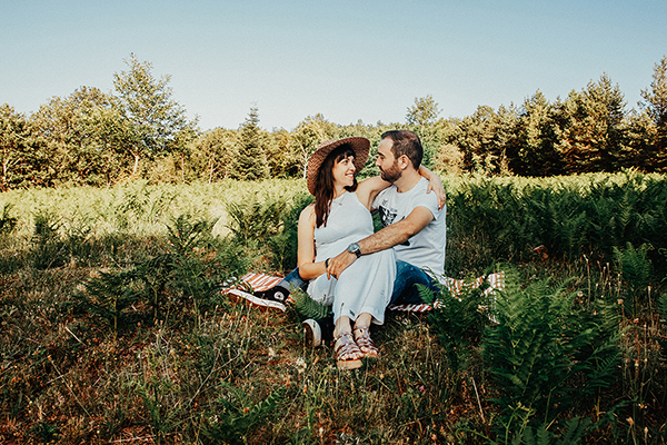 beautiful-pregnancy-shoot-countryside-filled-happy-moments_09