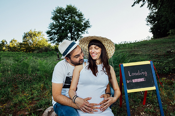 beautiful-pregnancy-shoot-countryside-filled-happy-moments_12
