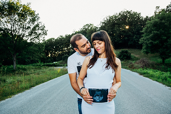 beautiful-pregnancy-shoot-countryside-filled-happy-moments_14