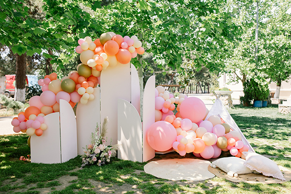 girly-decoration-ideas-baptism-florals-balloons_06