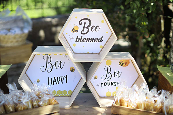 bright-girl-baptism-decoration-ideas-yellow-hues-bee-themed_02