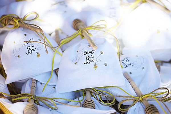 bright-girl-baptism-decoration-ideas-yellow-hues-bee-themed_06x