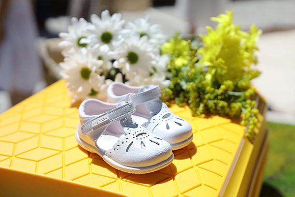 bright-girl-baptism-decoration-ideas-yellow-hues-bee-themed_07