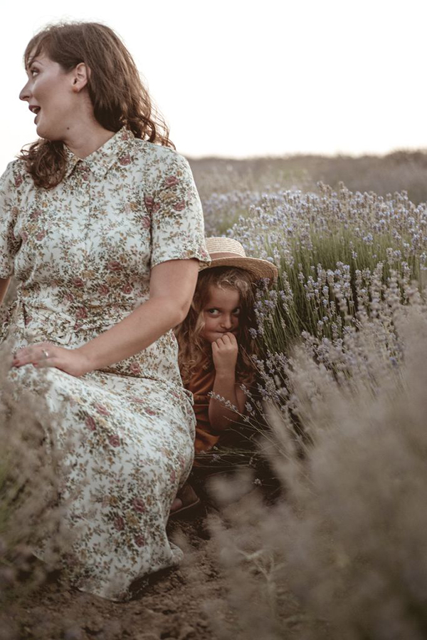 sweet-mother-daughter-photoshoot-lavender-field_07