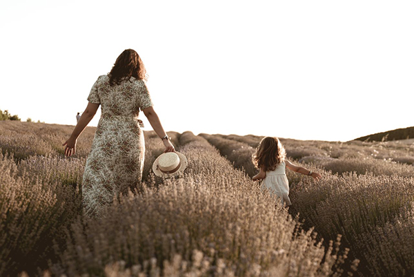 sweet-mother-daughter-photoshoot-lavender-field_08
