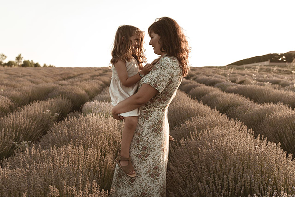 sweet-mother-daughter-photoshoot-lavender-field_10