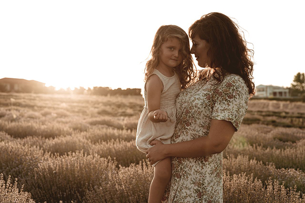 sweet-mother-daughter-photoshoot-lavender-field_12