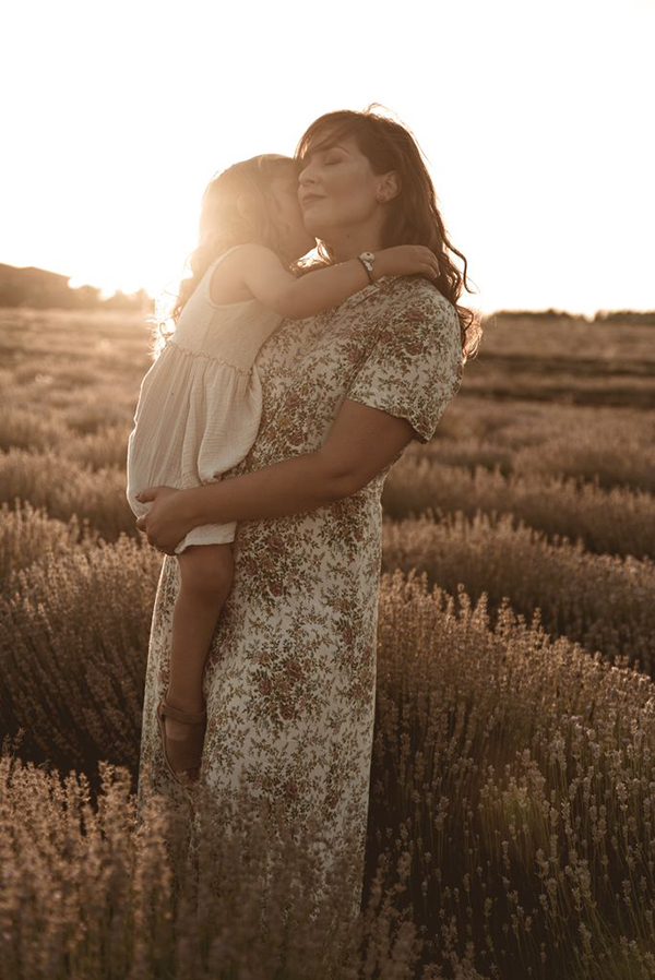 sweet-mother-daughter-photoshoot-lavender-field_13