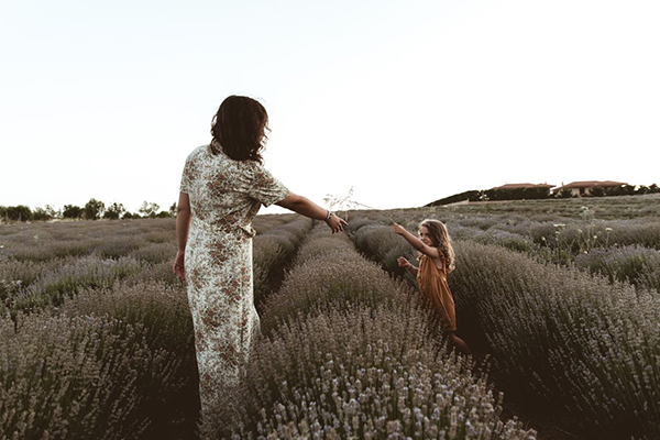 sweet-mother-daughter-photoshoot-lavender-field_17