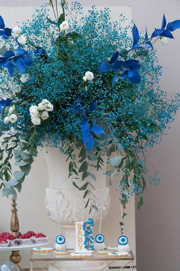 modern-decoration-baptism-boy-blue-hydrangeas-baby-breath_01x