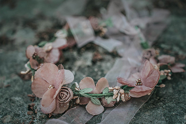 boho-girl-decoration-baptism-dried-blooms-dusty-pink-hues_03x