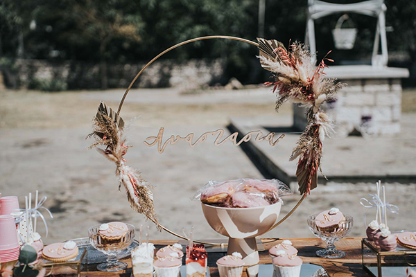 boho-girl-decoration-baptism-dried-blooms-dusty-pink-hues_06