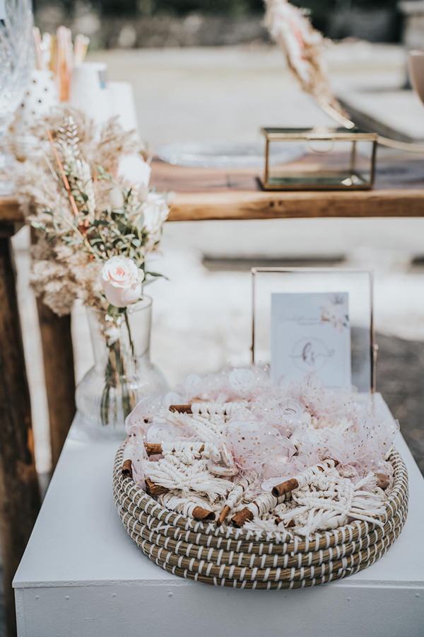 boho-girl-decoration-baptism-dried-blooms-dusty-pink-hues_09