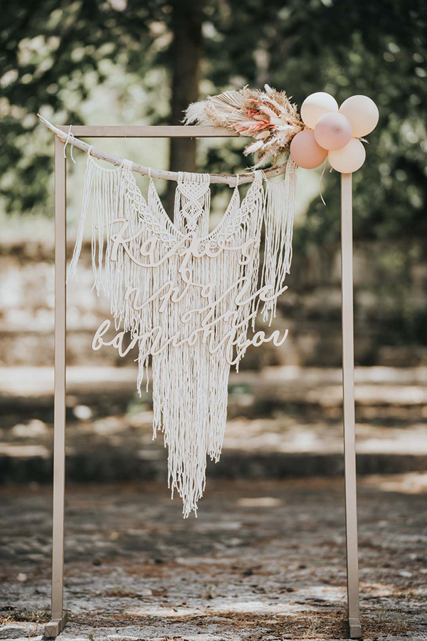 boho-girl-decoration-baptism-dried-blooms-dusty-pink-hues_11
