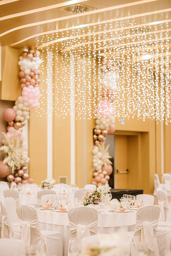 happy-girly-baptism-decoration-balloons-florals-light-tones_01