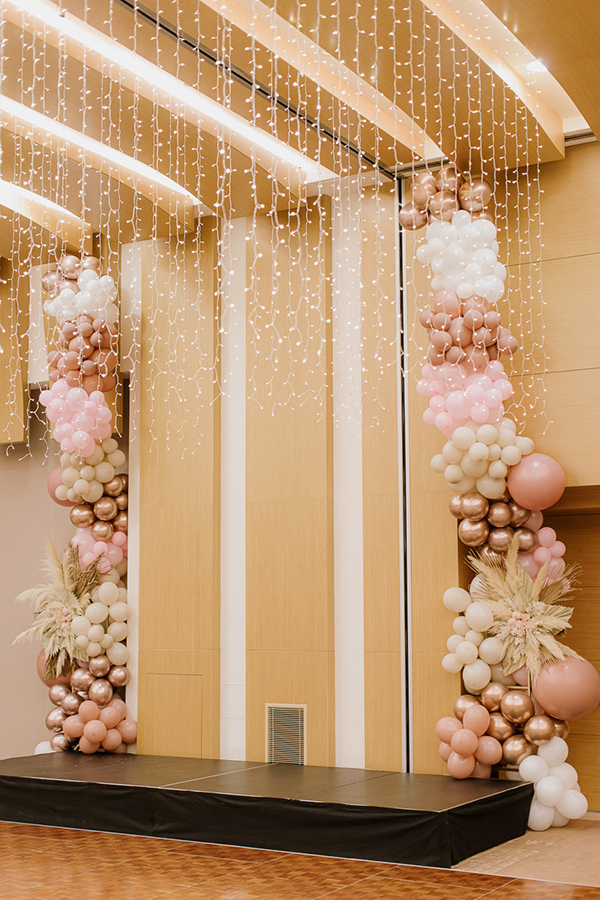 happy-girly-baptism-decoration-balloons-florals-light-tones_17