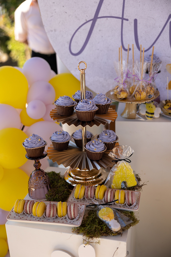 cute-girl-baptism-decoration-ideas-bright-colors-bee-theme_09