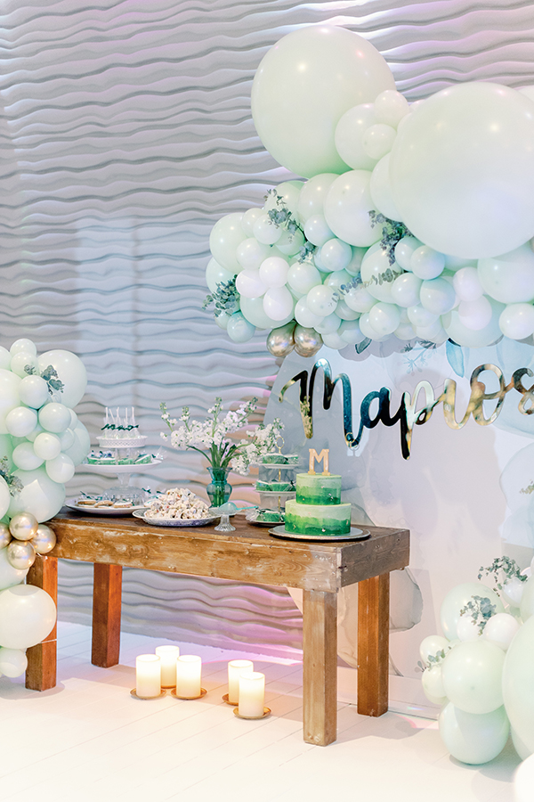 lovely-baptism-decoration-boy-galu-seaside-balloons-white-flowers_08x