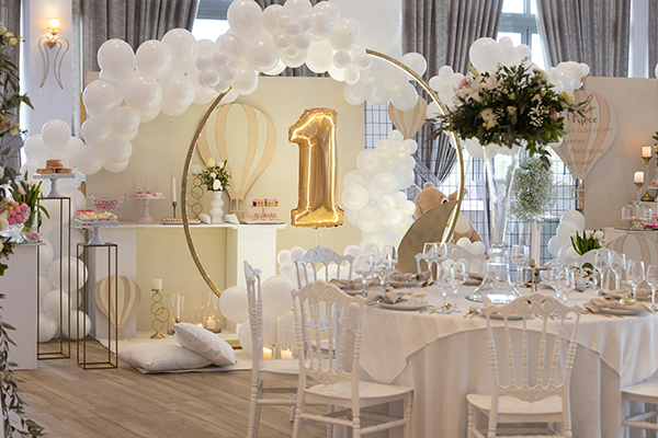 lovely-birthday-party-decoration-ideas-many-balloons-crystal-chandeliers_01