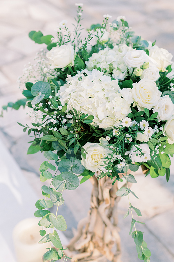 lovely-floral-design-wedding-decoration-classic-white-hues_01z