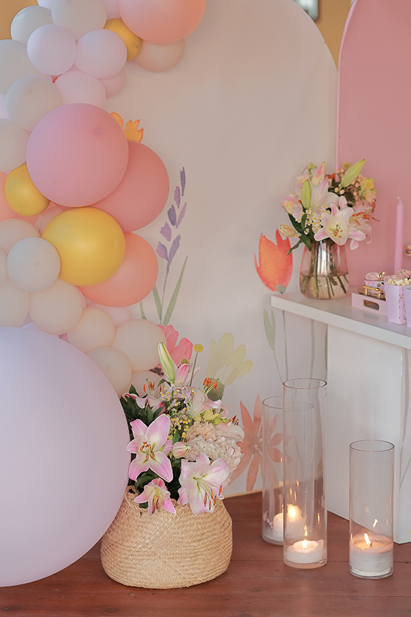 girly-summer-baptism-nicosia-balloons-flowers-pink-hues_15
