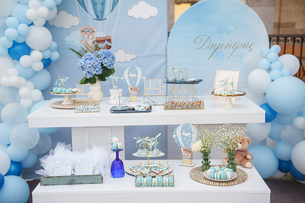 boy-baptism-decoration-ideas-air-balloon-light-blue-hues_01