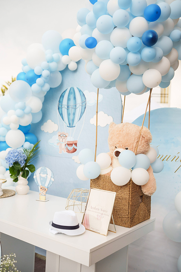 boy-baptism-decoration-ideas-air-balloon-light-blue-hues_02