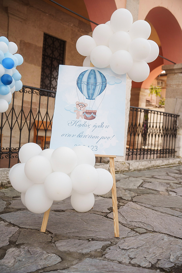 boy-baptism-decoration-ideas-air-balloon-light-blue-hues_07