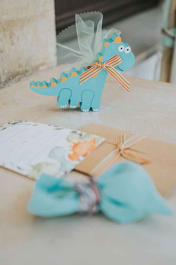 boy-baptism-decoration-ideas-little-dinosaur-theme_03x