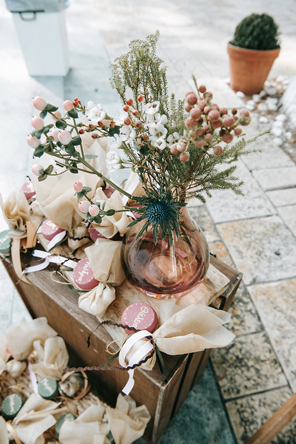 rustic-chic-girl-decoration-ideas-coral-roses_06x