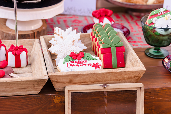christmas-decoration-baptism-red-roses-festive-vibes_04