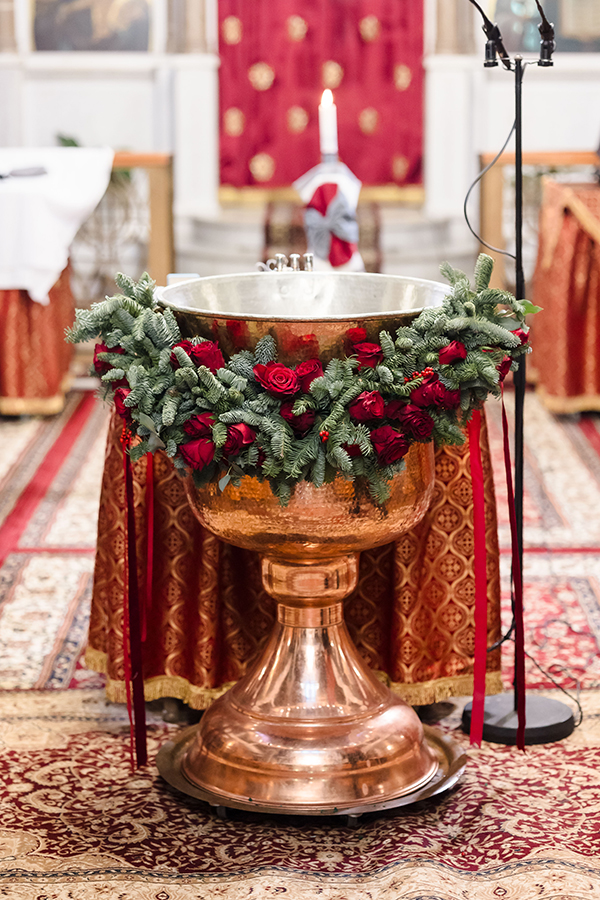 christmas-decoration-baptism-red-roses-festive-vibes_10