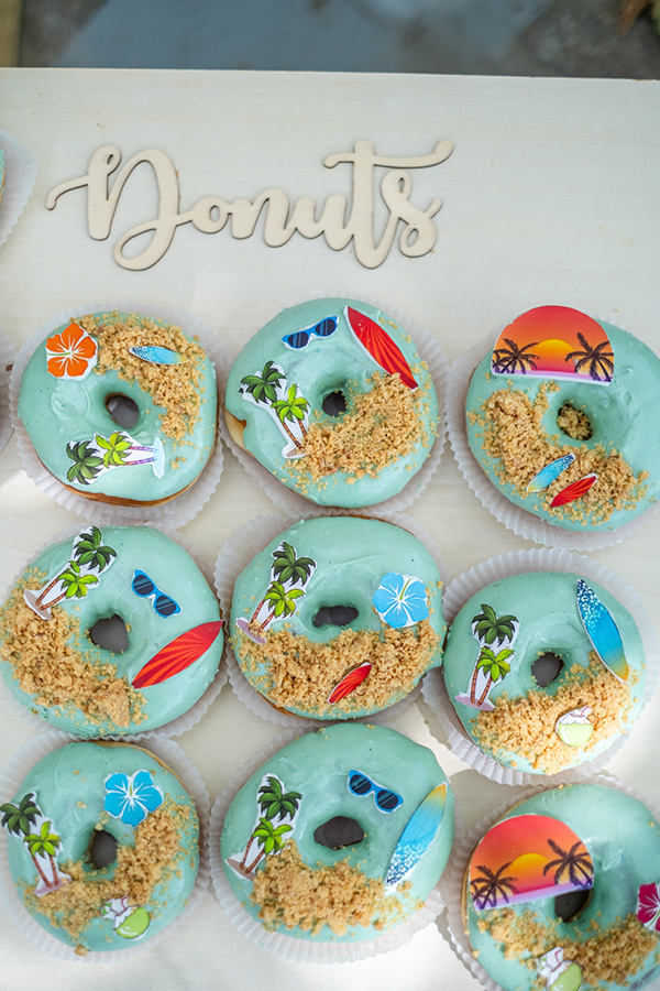 decoration-ideas-boy-baptism-theme-surfing-colorful_06