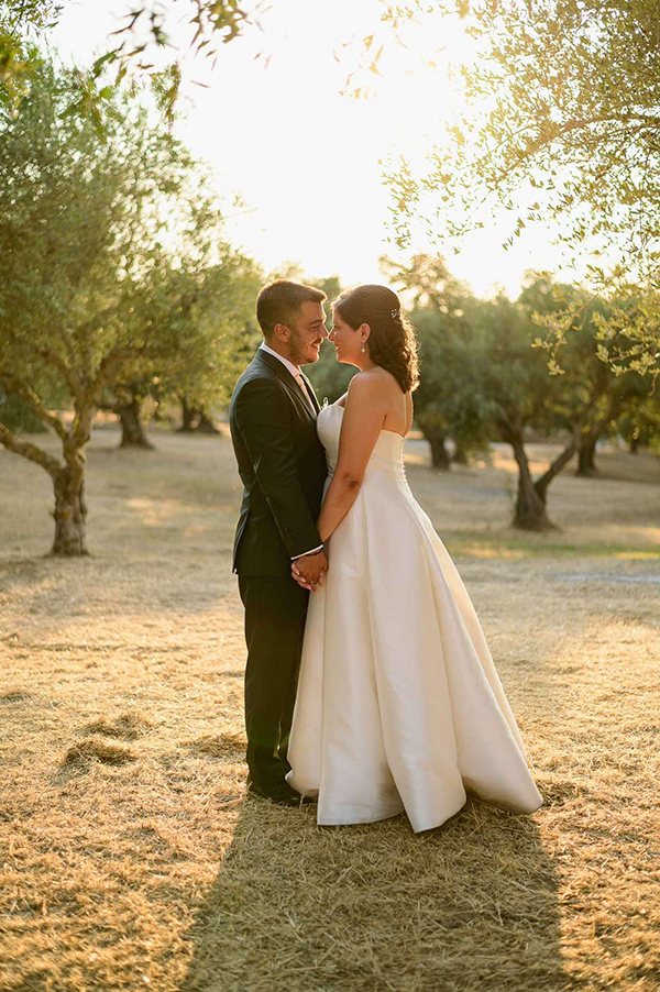 beautiful-summer-wedding-white-blooms_01