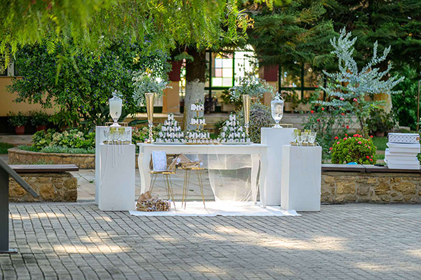 beautiful-summer-wedding-white-blooms_11