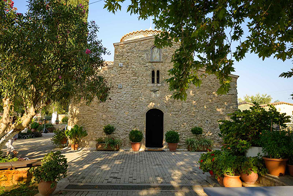 beautiful-summer-wedding-white-blooms_12