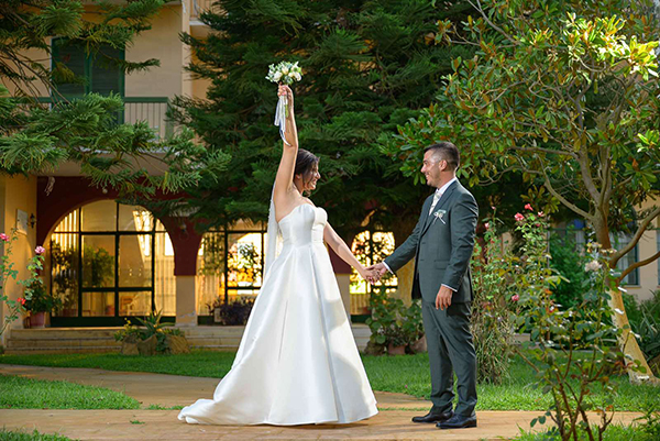 beautiful-summer-wedding-white-blooms_16